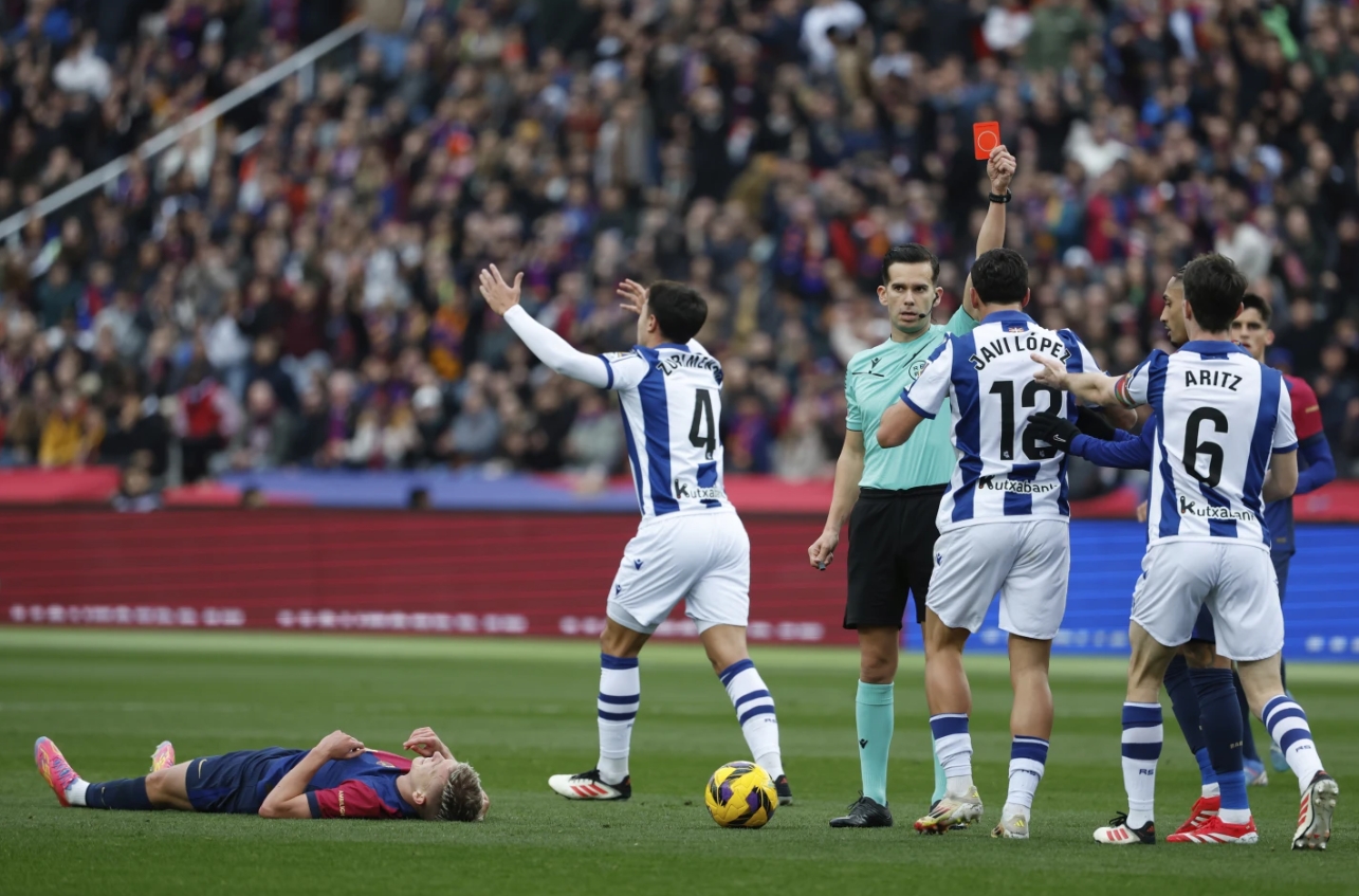 巴萨主场惜败，欧冠席位恐有动摇(欧冠巴萨出线)