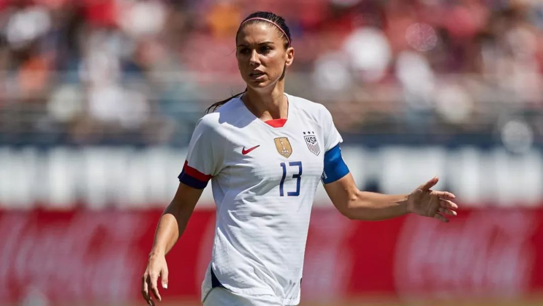 美国女足队员在比赛中展现出色实力的英文