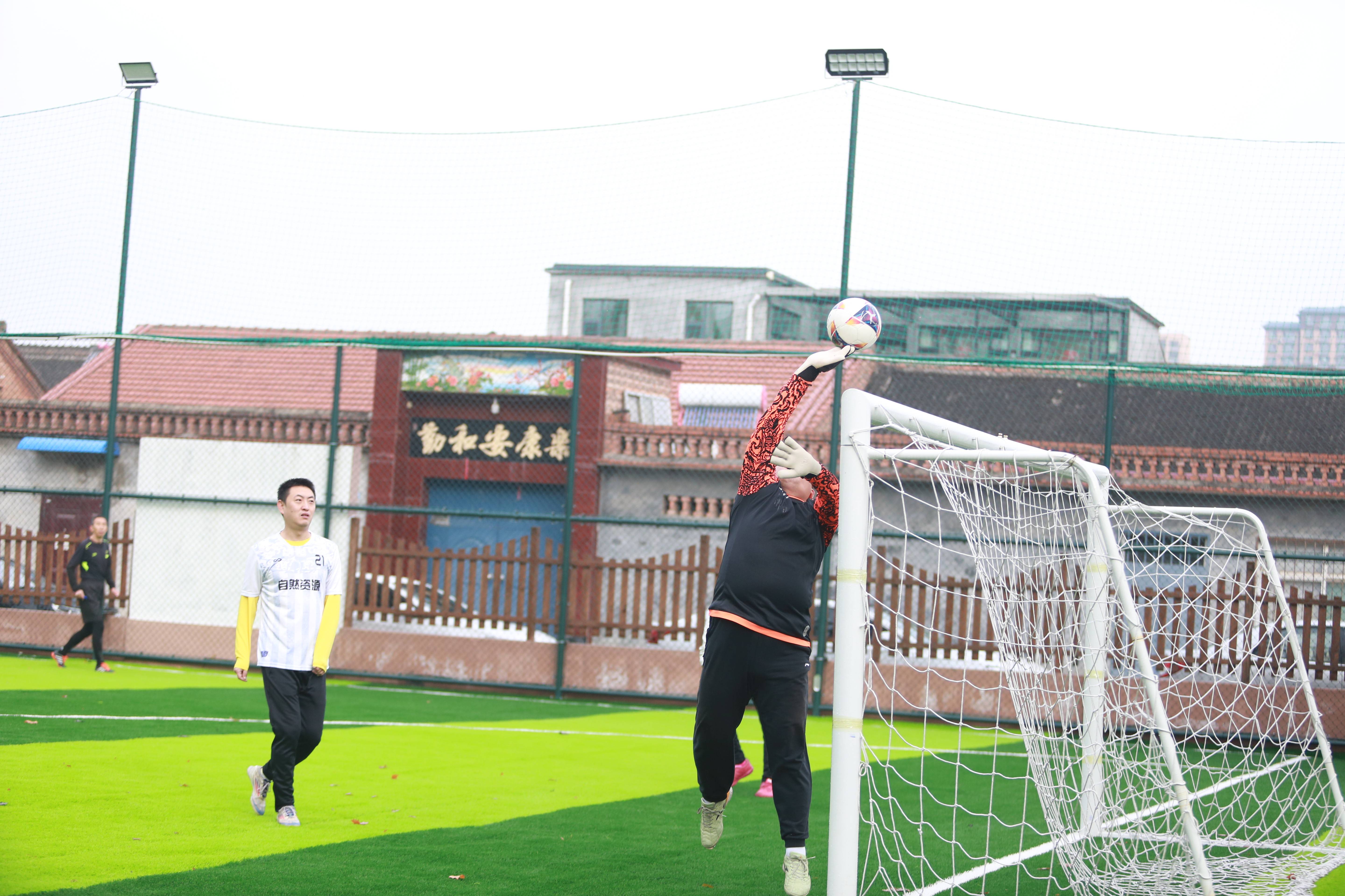 爱博体育-比赛场面激烈，球队团结一心走向胜利(赛场上团结协作,决定了此次比赛能否获胜)